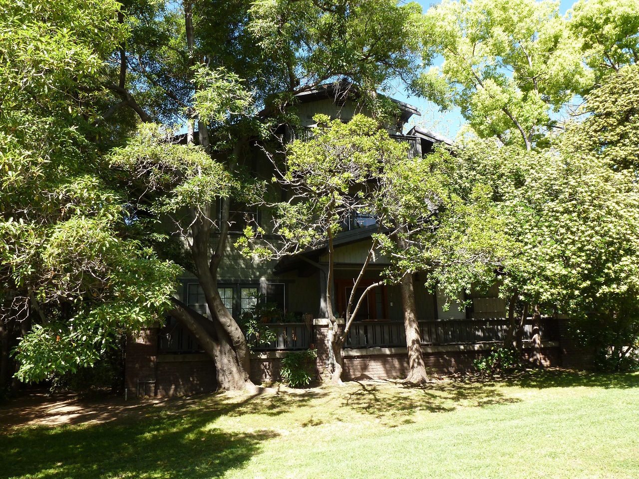 PHOTO: 1111 N Los Robles Ave