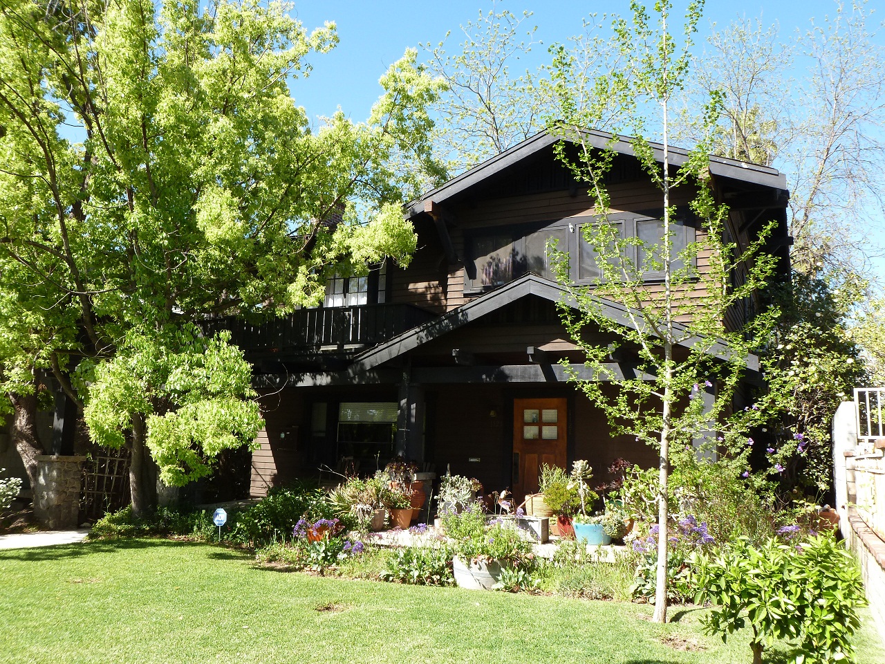 PHOTO: 1121 N Los Robles Ave