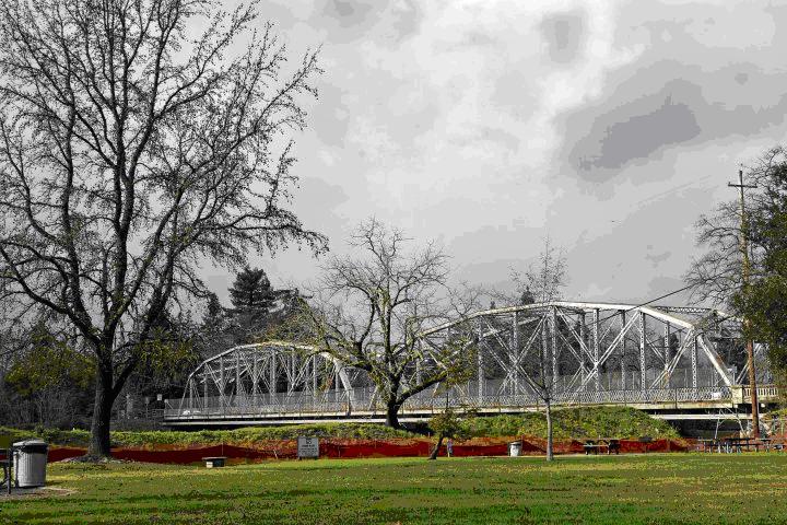 PHOTO: Healdsburg Bridge
