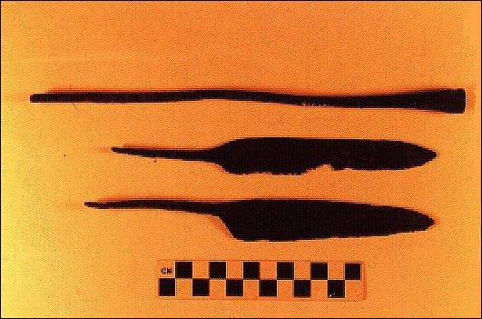 Two knives and a ramrod for a muzzle-loading pistol