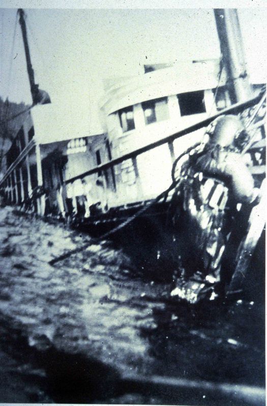 1908 Hardhat diver salvaging cargo from Pomona. Photo courtesy of the National Maritime Museum, San Francisco